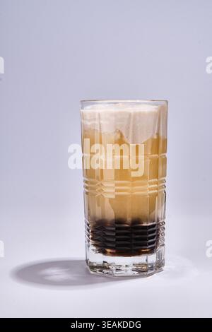 Thé au lait riche. Thé au lait lisse garni de Bobas. Thé crémeux avec perles de tapioca et mousse de lait Banque D'Images
