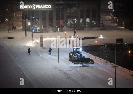 Tallinn, Estonie - 03 janvier 2025 : vue d'un chasse-neige dégageant la neige dérivée près de Porto 8 Franco sous les lumières froides et dures. Banque D'Images