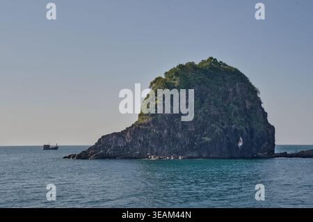 Formation spectaculaire d'îles rocheuses émergeant de la mer sous ciel clair, Koh Tapu ou île emblématique similaire, Thaïlande. Banque D'Images