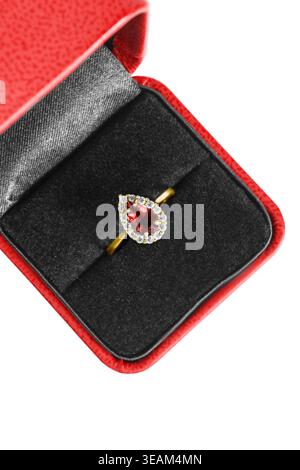 Bague de fiançailles avec rubis et diamants dans une boîte à bijoux isolée sur blanc Banque D'Images