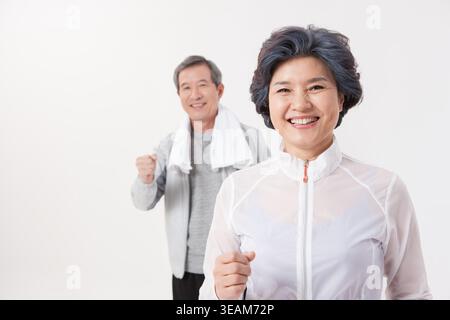 un vieux couple faisant du jogging ensemble Banque D'Images