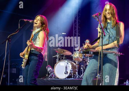 19.07.2024, Larkin Poe mit Rebecca Lovell links und Megan Lovell rechts. 19.07.2024, Larkin Poe BEI ihrem Konzert in der Nähe von Genf. VOM 18. bis 21. Juillet 2024 fand das Festival guitare en scène à Saint-Julien-en-Genevois Frankreich statt. Saint-Julien-en-Genevois Frankreich *** 19 07 2024, Larkin Poe avec Rebecca Lovell à gauche et Megan Lovell à droite 19 07 2024, Larkin Poe lors de son concert près de Genève du 18 au 21 juillet 2024, le Festival guitare en scène a eu lieu à Saint Julien en Genevois France Saint Julien en Genevois France Banque D'Images