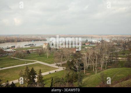 Vue aérienne du parc Kalemegdan et du Danube à Belgrade, montrant des pelouses vertes, des allées et un paysage riverain dans une vaste scène panoramique de la ville Banque D'Images