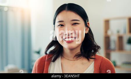 Heureux, sourire et portrait de femme asiatique à la maison avec attitude positive, bonne humeur et confiance. Propriétaire, appartement et personne dans le salon pour Banque D'Images
