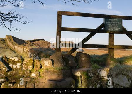 Un panneau sur le mur d'Hadrien, encourageant les gens à garder les restes à l'écart, près de Housesteads dans le Northumberland, Royaume-Uni Banque D'Images