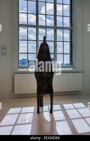 Sculpture sombre moderne dans l'intérieur de la galerie, Brandts Klædefabrik, Odense, Danemark Banque D'Images