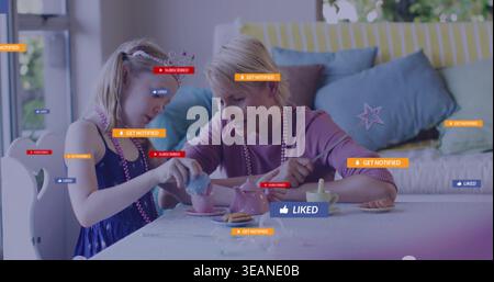 Jouant maman et fille en rose-top, robe sombre à la table du salon, versant théière au milieu des superpositions. Famille, lien, prétendre, thé, parent, enfant, jouet Banque D'Images