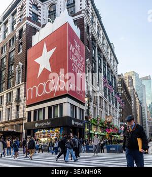 Le magasin phare de Macy's New York à Herald Square, Manhattan, New York, avec des acheteurs et des piétons traversant la rue au million Dollar Corner Banque D'Images