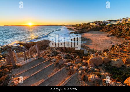 Coucher de soleil sur Knight Beach avec balcon vu depuis un sentier de randonnée à travers la côte accidentée au coucher du soleil, Port Elliot, Australie méridionale Banque D'Images