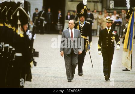 FRANÇOIS MITTERRAND Président de la France en Suède pour visite officielle d'Etat et inspection de la garde avec le roi de Suède Carl XVI Gustaf Banque D'Images