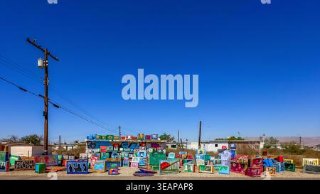 Californie, États-Unis, 30 septembre 2024, vue de Bombay Beach TV, une exposition d'art sur la 4e rue située dans la mer de Salton Banque D'Images