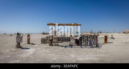 Californie, États-Unis, 30 septembre 2024, vue d'une exposition d'art située sur Bombay Beach sur la mer de Salton dans le désert de Californie du Sud Banque D'Images