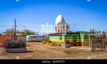 Californie, États-Unis, 30 septembre 2024, vue d'une exposition d'art au sommet d'un bungalow sur l'avenue H situé à Bombay Beach sur la mer de Salton Banque D'Images