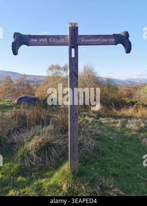 Soleil printanier sur le panneau de la dernière étape de West Highland Way au-dessus de Fort William sur le circuit de Cow Hill et sentier vers Braveheart car Park / Glen Nevis. Banque D'Images
