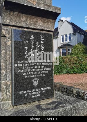 Mémorial de la paix sur le défilé de Fort William, honorant les morts de guerre locaux et symboliquement liés à Hiroshima par son message de paix mondiale et Re Banque D'Images