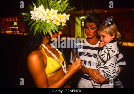 Guesta nouvellement en train d'être accueilli dans un hôtel haut de gamme sur l'île de Maui, Hawaï, États-Unis Banque D'Images