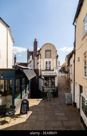 Bâtiment historique étroit abritant 'My Little Wedding Shop' dans une rue pavée à Bridgnorth, Shropshire, Angleterre, sous un ciel bleu clair Banque D'Images