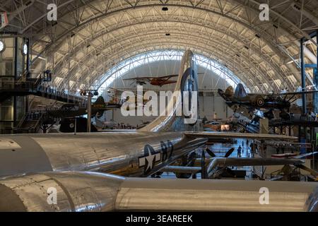 Chantilly, va - 06 juin 24 : vue de l'intérieur du hangar d'aviation avec des expositions d'avions historiques au Steven F. Udvar-Hazy Center à Chantilly, Virg Banque D'Images