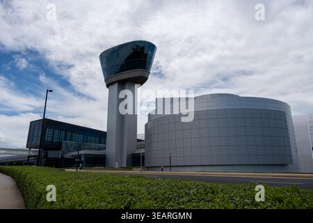 Chantilly, va - 06 juin 24 : vue extérieure large du Steven F. Udvar-Hazy Center et de la tour d'observation à Chantilly, Virginie, États-Unis. Banque D'Images