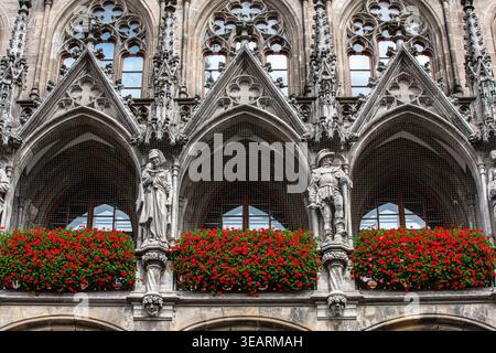 Le nouvel hôtel de ville est un hôtel de ville situé dans la partie nord de Marienplatz à Munich Bavière en Allemagne. Banque D'Images