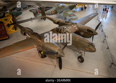 Chantilly, va - 06 juin 24 : avion de chasse à double boom Lockheed P-38 Lightning exposé sur le plancher du hangar au Steven F. Udvar-Hazy Center à Cha Banque D'Images