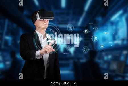 Un professionnel des affaires s'engage avec la technologie de réalité virtuelle, améliorant la conformité et la formation réglementaire dans un espace de travail moderne, soulignant Banque D'Images