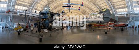 Chantilly, va - 06 juin 24 : vue panoramique à l'intérieur du Steven F. Udvar-Hazy Center avec des avions historiques exposés dans un grand hangar intérieur. Banque D'Images