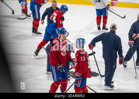 Brossard, Canada, 23 avril 2026. L’attaquant des Canadiens de Montréal Juraj Slafkovsky (no 20) s’entretient avec son coéquipier Cole Caufield (no 13) lors d’un entraînement en équipe au complexe sportif du CN avant le match 3 de leur série éliminatoire de la LNH, qui est à égalité 1-1. La séance fait partie de la préparation de l’équipe pour le prochain match. (Crédit : Eric Bouchard / Alamy Live News) Banque D'Images