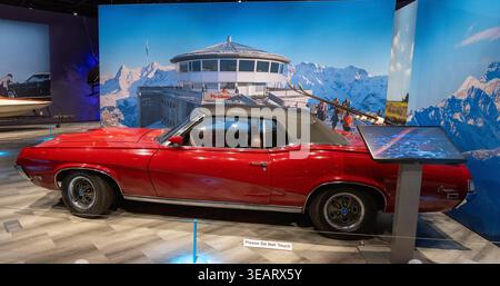 Washington DC, États-Unis - 14 juin 24 : image panoramique d'une voiture cabriolet d'époque rouge exposée à l'International Spy Museum de Washington DC. Banque D'Images