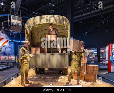 Velvior, va - 9 juin 24 : vue panoramique d'un diorama de camion de ravitaillement de la première Guerre mondiale avec mannequins manipulant des caisses au Musée national de la United Stat Banque D'Images