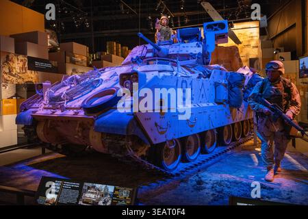 Velvior, va - 9 juin 24 : véhicule de combat M2 Bradley exposé avec mannequins de soldat et éclairage d'exposition au Musée national des États-Unis Banque D'Images