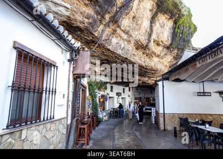 Setenil de las Bodegas, Espagne - 28 février 2026 : falaise au-dessus de la rue Cuevas de la Sombra Banque D'Images