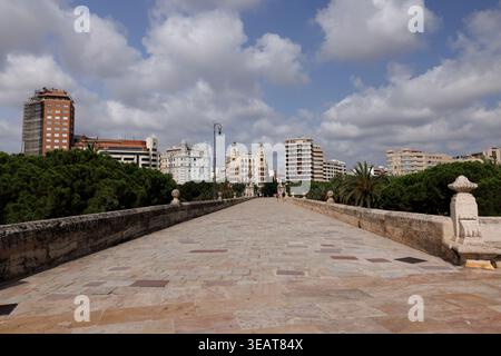 Valence, Espagne - 14 juillet 2025 : Pont de la mer Valence, Puente del Mar, pavé original Banque D'Images
