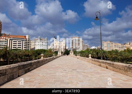 Valence, Espagne - 14 juillet 2025 : Pont de la mer Valence, Puente del Mar, pavé original Banque D'Images
