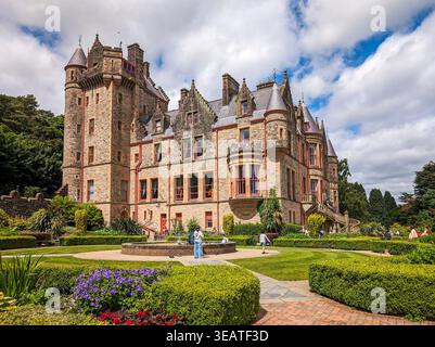 Belfast, Royaume-Uni, 22 juin 2024. Vue des enfants jouant sur les pelouses verdoyantes du château de Belfast par une journée ensoleillée et lumineuse. Banque D'Images