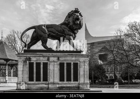 Maiwand Lion statue / sculpture en fonte qui est un mémorial de guerre situé dans Forbury Gardens dans le centre-ville de Reading, Berkshire, Egland, Royaume-Uni Banque D'Images
