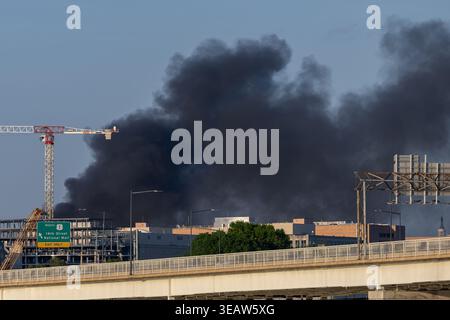 Washington, District de Columbia, États-Unis. 23 avril 2026. De la fumée s'élève au-dessus du centre-ville de Washington après qu'un Metrobus a pris feu dans le tunnel de la 9e rue à Washington, District de Columbia, États-Unis, le 23 avril 2026. (Crédit image : © Matt Kaminsky/ZUMA Press Wire) USAGE ÉDITORIAL SEULEMENT ! Non destiné à UN USAGE commercial ! Banque D'Images