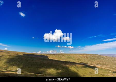 Vue panoramique sur la vallée de la landes de Wensleydale sous un ciel bleu avec des nuages cumulus Banque D'Images