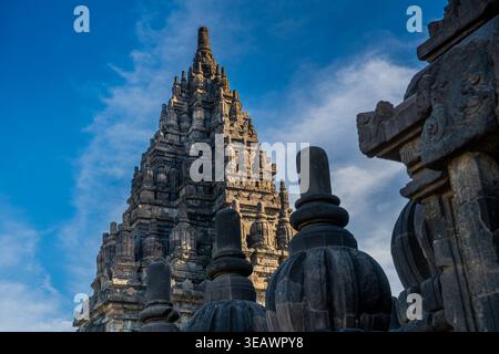 Temple de Prambanan à Yogyakarta indonésie. Patrimoine mondial de l'UNESCO en Indonésie. le plus grand temple hindou, ciel bleu, espace copie. Banque D'Images