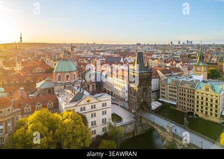 Située au pont Charles, la Tour du pont de la vieille ville se dresse contre le ciel du soir. Son architecture historique offre une vue imprenable sur les gratte-ciel de Prague et la rivière Vltava en contrebas. Banque D'Images