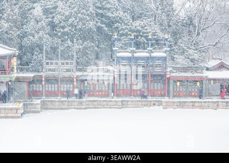Paysage enneigé au Palais d'été de Pékin, en Chine, avec une architecture chinoise traditionnelle, des murs rouges et des pavillons en hiver. Banque D'Images