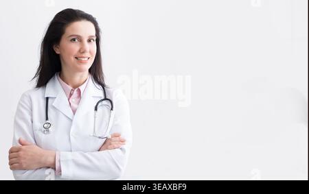 Portrait de Docteur réussi posant sur fond clair Banque D'Images
