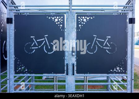 Boîte de rangement sécurisée moderne pour vélo dans la zone urbaine Banque D'Images