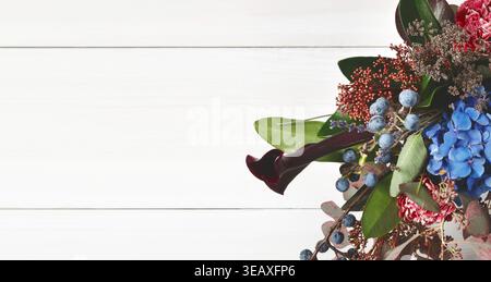 Collection d'éléments floraux dans un design créatif arrangé pour l'affichage sur une surface plane Banque D'Images