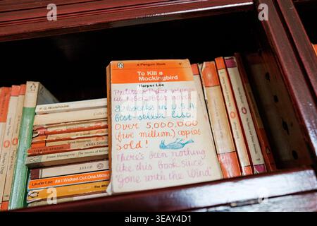 Northumberland UK : 19 juillet 2025 : une étagère présente une collection de livres de Penguin avec To Kill a Mockingbird de Harper Lee en vedette. Autre b Banque D'Images