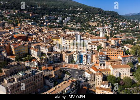 Vue aérienne de Grasse, France avec la cathédrale notre Dame du Puy tour Banque D'Images