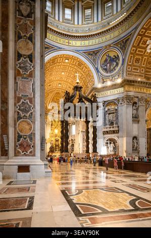 Rome. Italie. Vue intérieure de la Basilica di San Pietro (basilique de Pierre) montrant le baldacchino du XVIIe siècle, conçu par le Bernin, et un riche décor en marbre Banque D'Images