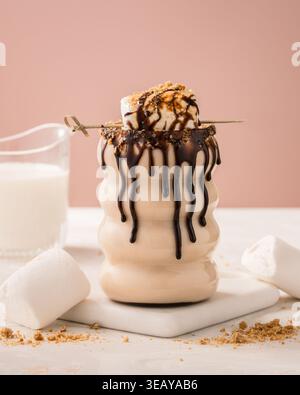 milkshake de s'mores dans un verre photographié dans un studio Banque D'Images