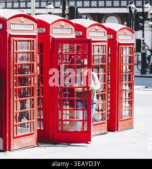 Londres, UK - CIRCA Juin 2018 : téléphone rouge traditionnel fort Banque D'Images