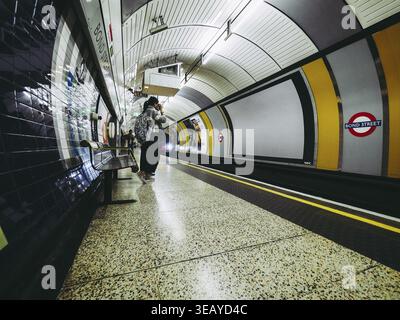 Londres, UK - CIRCA Juin 2018 : London Underground Tube station platform Banque D'Images